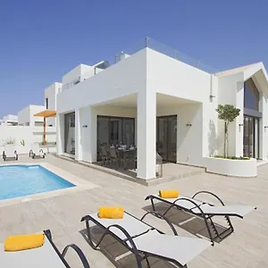luxury-villa-near-beach-1km-swimming-pool-tennis-court.in-canary-islands.com/