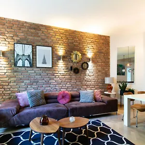spacious-3br-apartment-with-ac-in-living-room-2-balconies.krakowhotelspoland.com/
